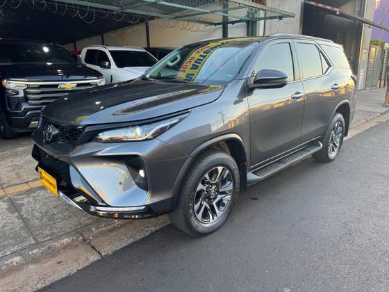 TOYOTA HILUX SW4 2.8 D-4D TURBO DIESEL SRX PLATINUM 7L 4X4 AUTOMÁTICO